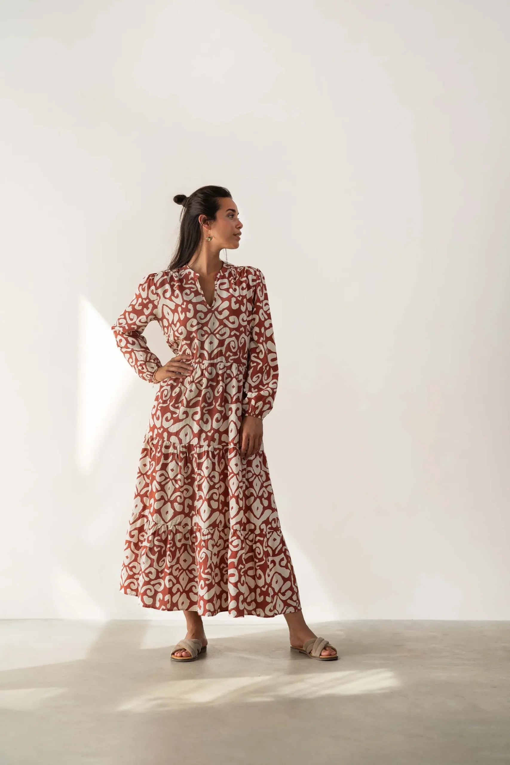 zusss maxi jurk ornamentprint cacaobruin/zand