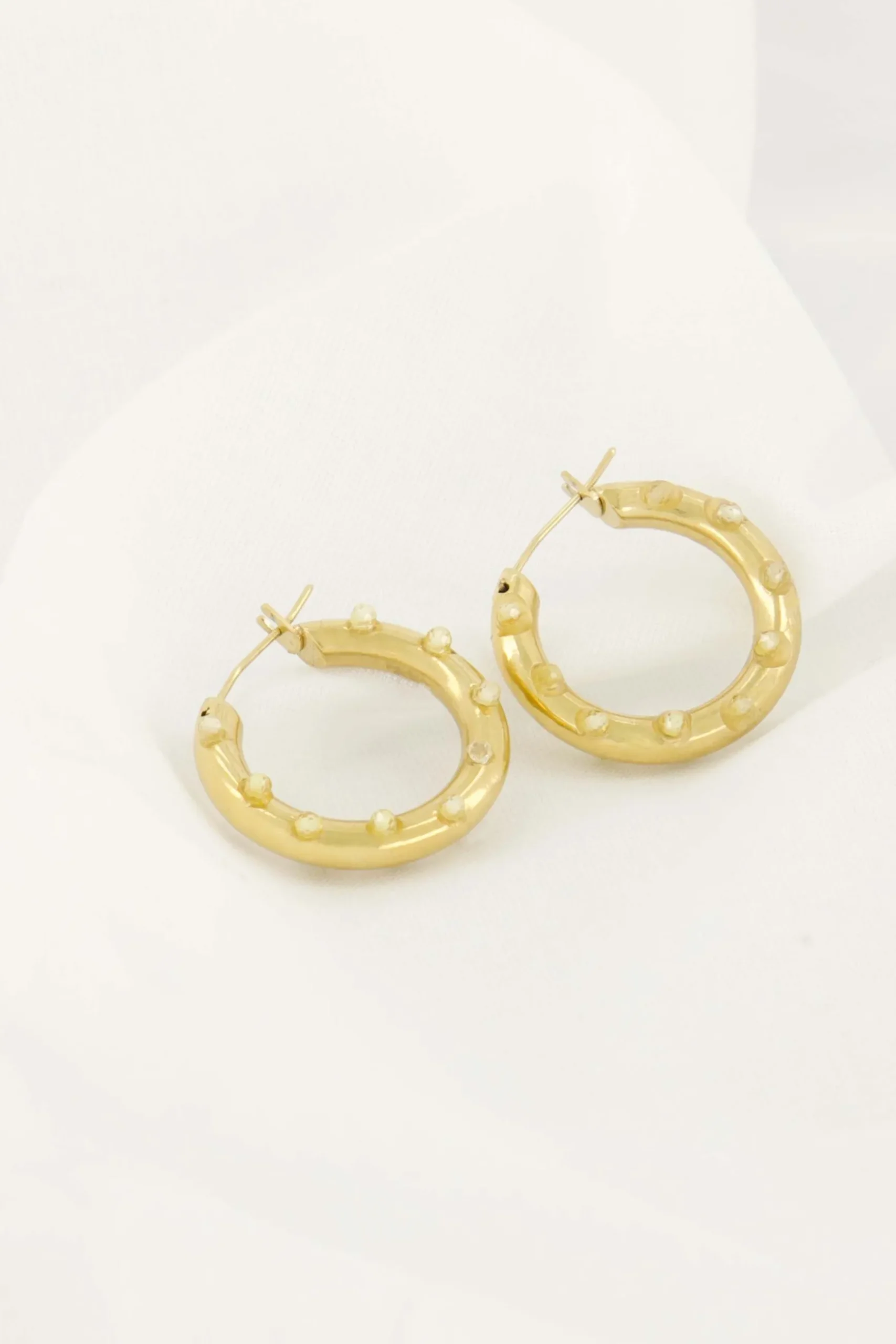 zusss ronde oorbel met steentjes goud