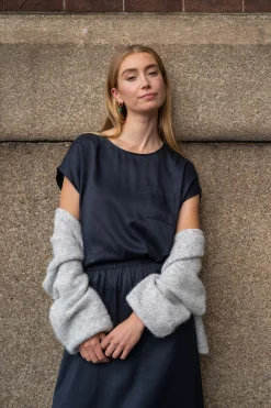 zusss satijnen twill top met boothals donkerblauw