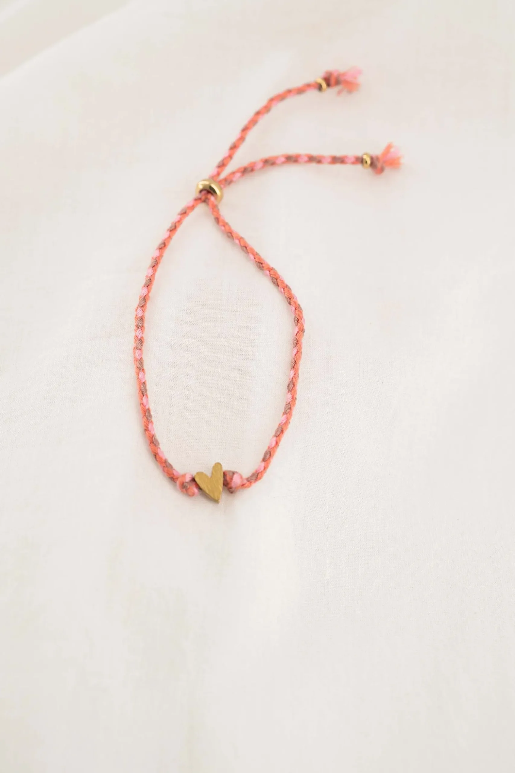 zusss touwarmbandje met hartje koraalroze/goud