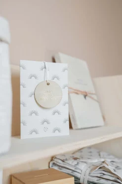 zusss wenskaart met houten tag klein zonnetje zand